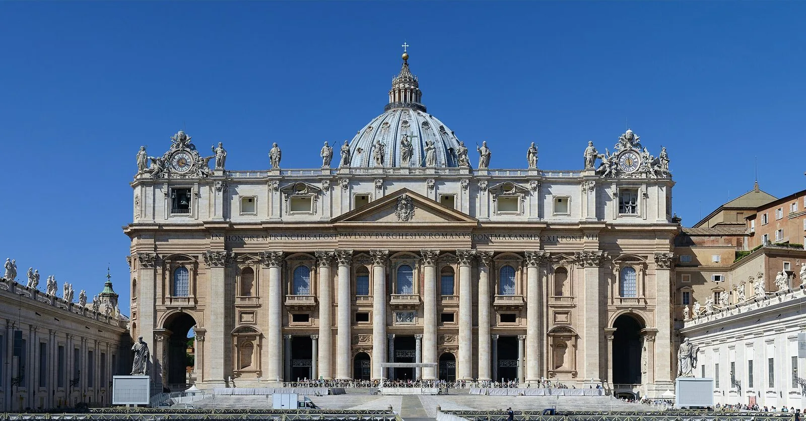 La facciata della Basilica di San Pietro sormontata dalla cupola di Michelangelo