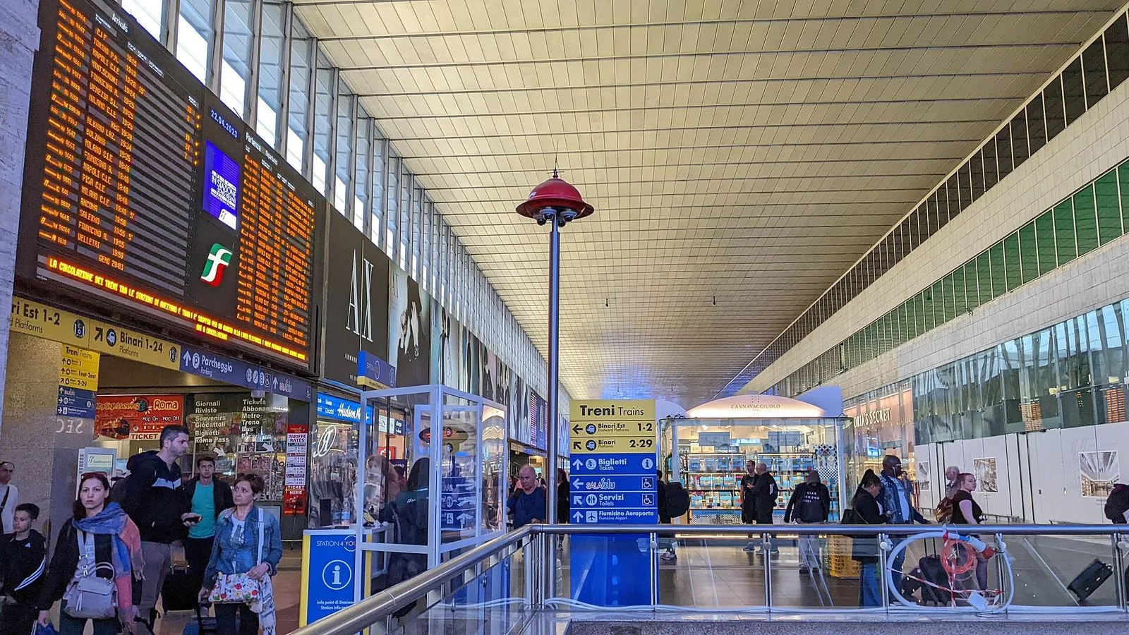 L'atrio della stazione di Roma Termini con i tabelloni delle partenze