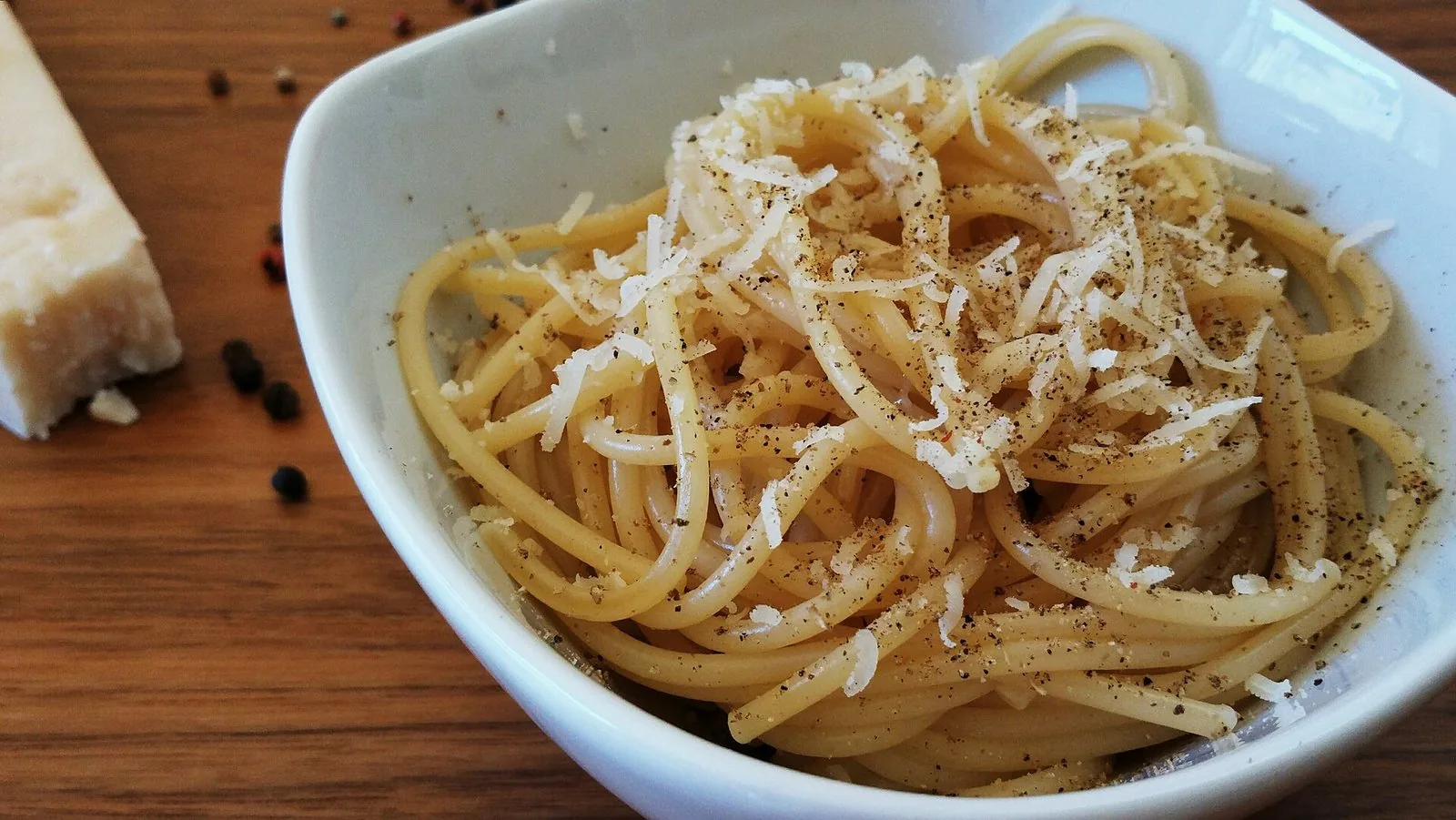 Un piatto di cacio e pepe, con il pecorino grattugiato e il pepe nero