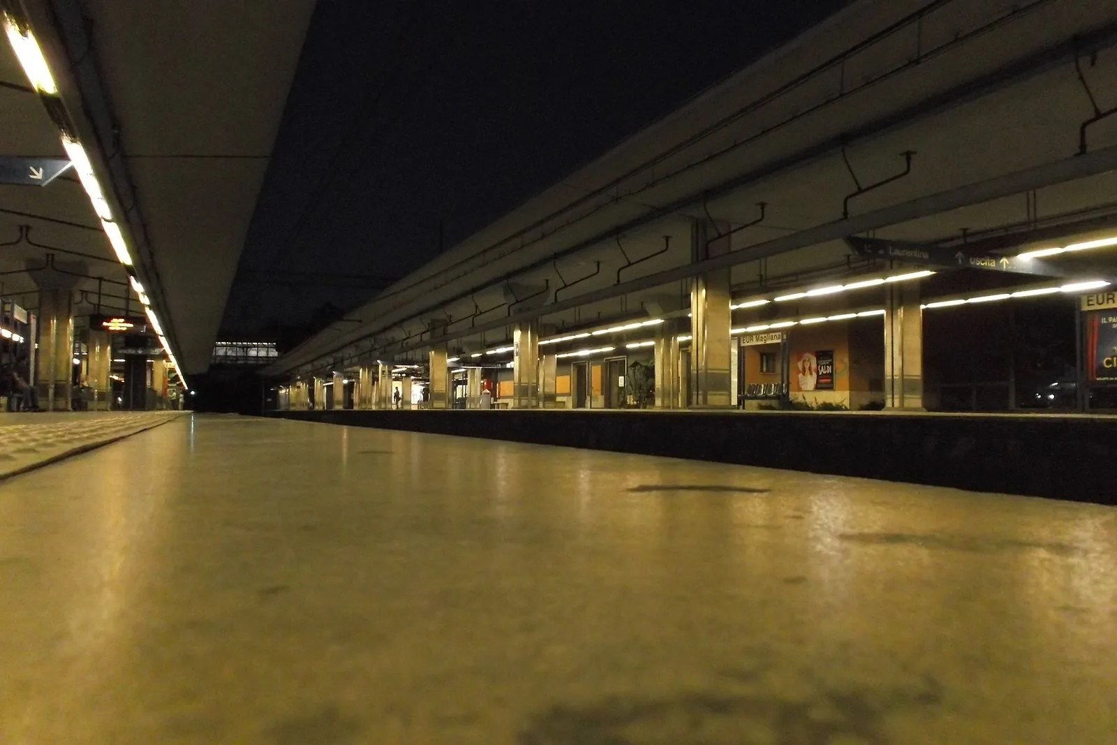 La banchina di una stazione della metropolitana di Roma