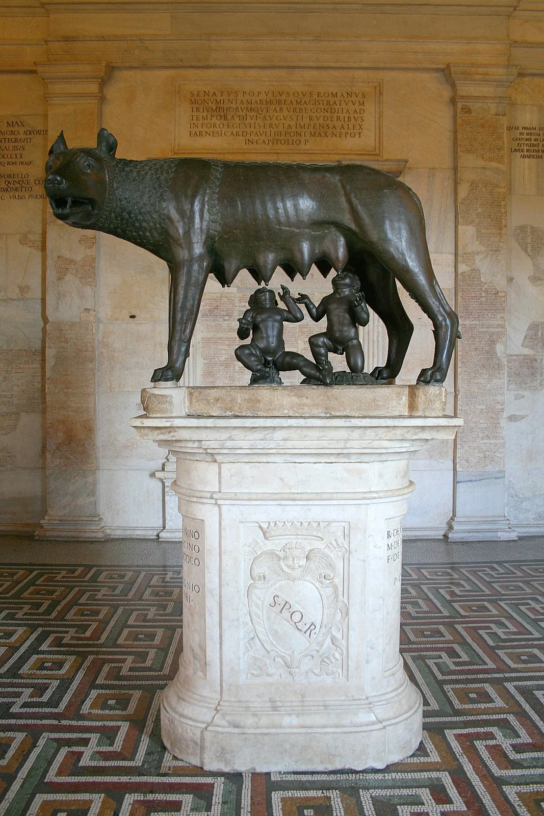 La Lupa capitolina in bronzo con i gemelli Romolo e Remo, simbolo della fondazione di Roma
