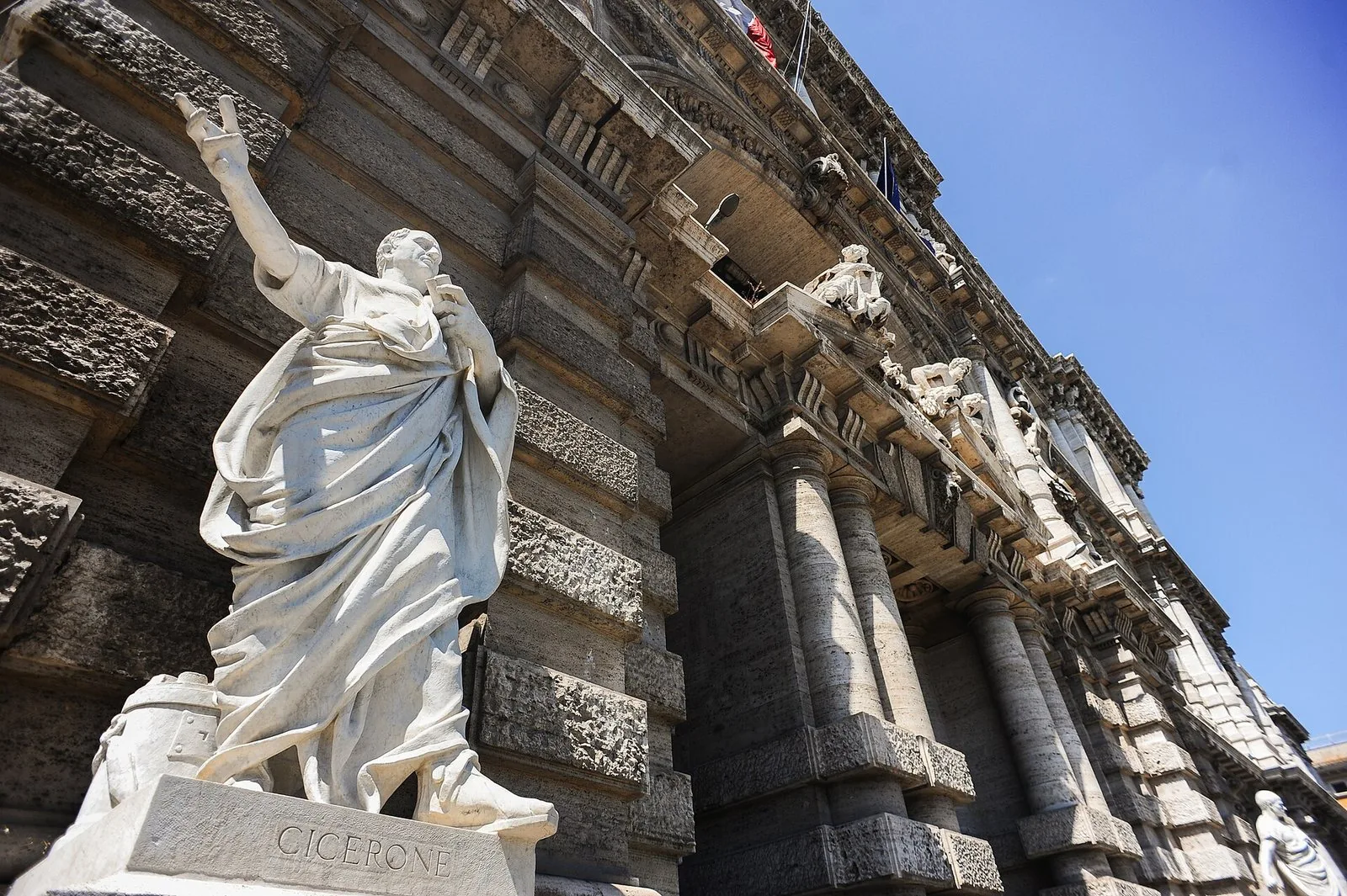 Il monumento a Cicerone davanti al Palazzo di Giustizia, nel quartiere Prati