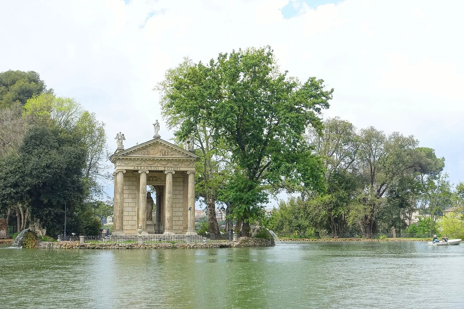 Il laghetto di Villa Borghese con il tempietto di Esculapio