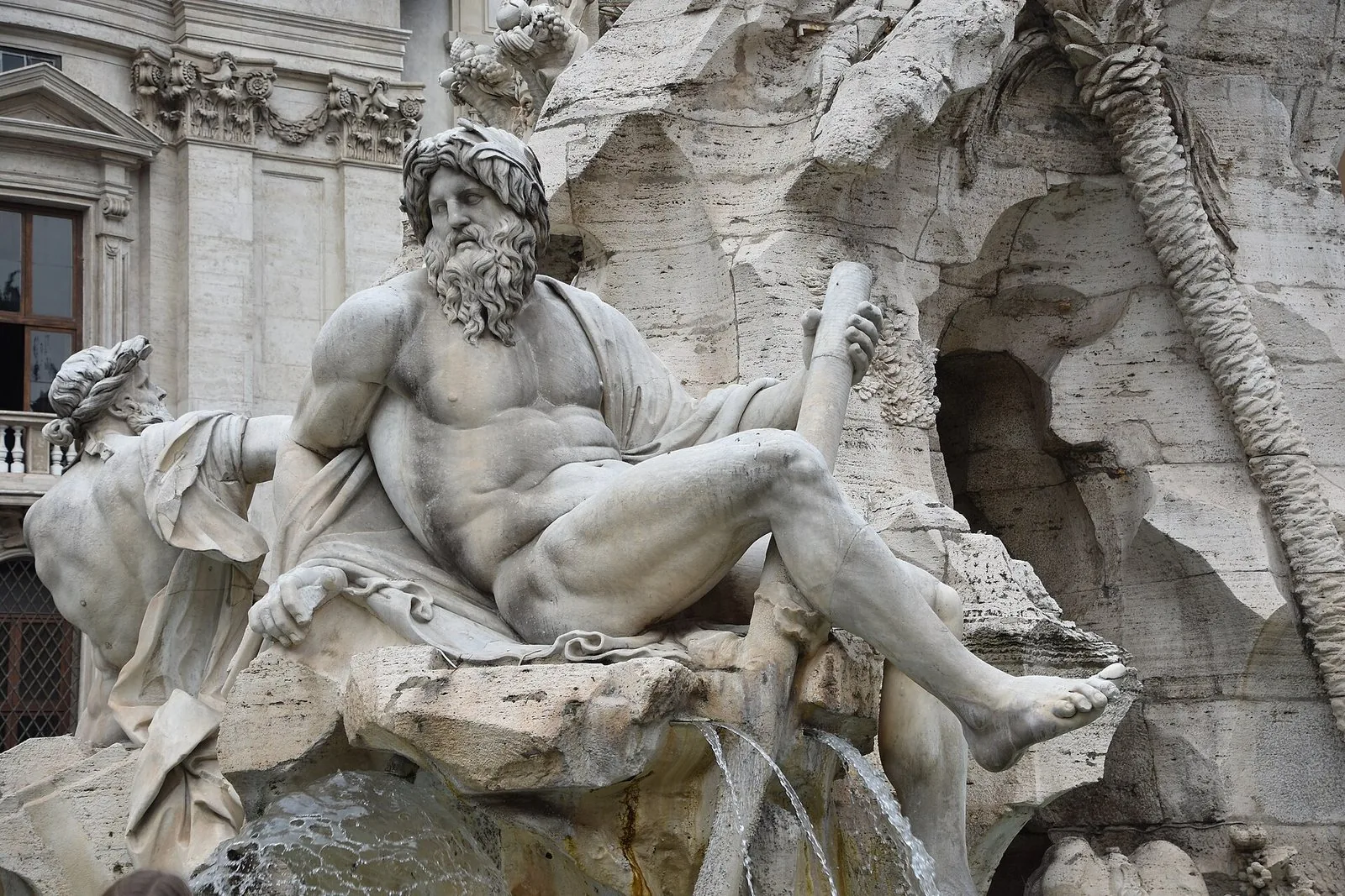 Dettaglio di una statua fluviale della Fontana dei Quattro Fiumi, in Piazza Navona