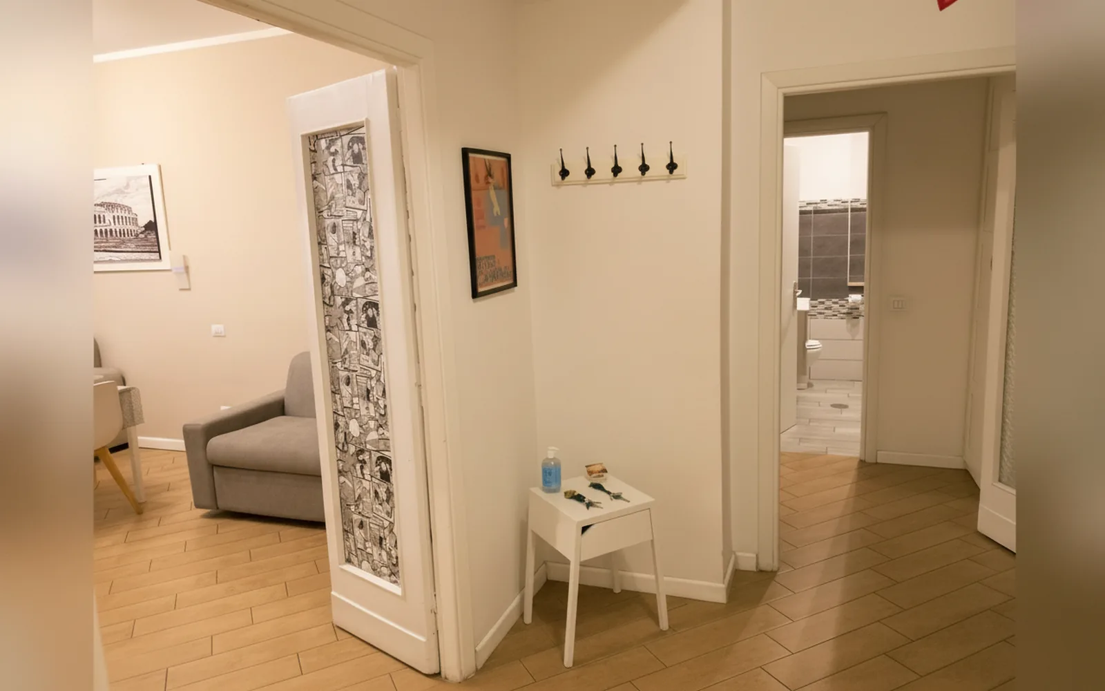 Il corridoio che collega il salone agli altri ambienti